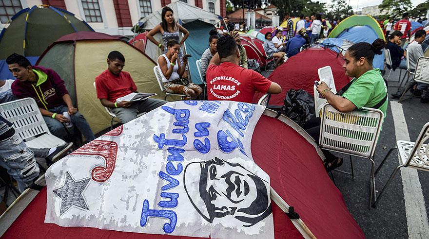 Chavistas acampan en palacio presidencial en defensa de Maduro - 8