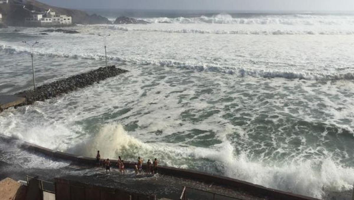 Fuerte oleaje inundó zonas de la Costa Verde y el Callao