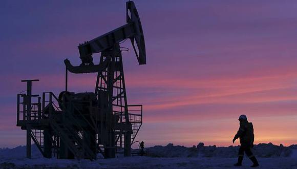 El petróleo sigue cuesta abajo por alza de inventarios