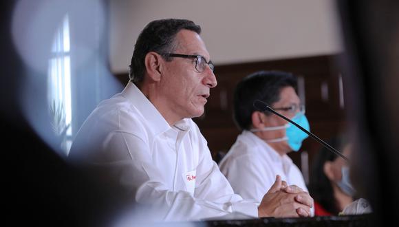 El presidente Martín Vizcarra participa en una conferencia de prensa junto al titular de la Presidencia del Consejo de Ministros, Vicente Zeballos, ayer, en Palacio de Gobierno. (Foto: Presidencia).