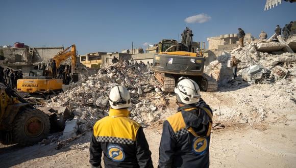 Rescatistas y voluntarios buscan supervivientes bajo los escombros de casas derrumbadas, en la ciudad de Harim, cerca de Idlib, Siria, 08 de febrero de 2023. (Foto: EFE/EPA/KARAM AL-MASRI)