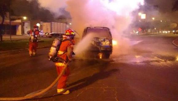 La Molina: combi ardió en llamas en plena avenida Javier Prado