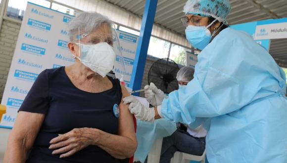 Desde el pasado 8 de marzo se realiza la vacunación contra el COVID-19 a adultos mayores asegurados de EsSalud (Foto: Andina)