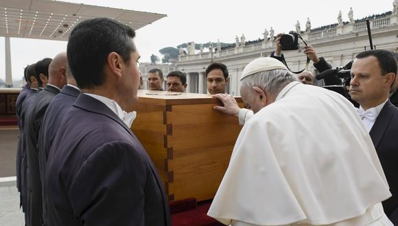 El papa Francisco bendice el ataúd del papa emérito, Benedicto XVI, durante la misa funeral celebra este jueves en el Vaticano. (Foto: EFE)