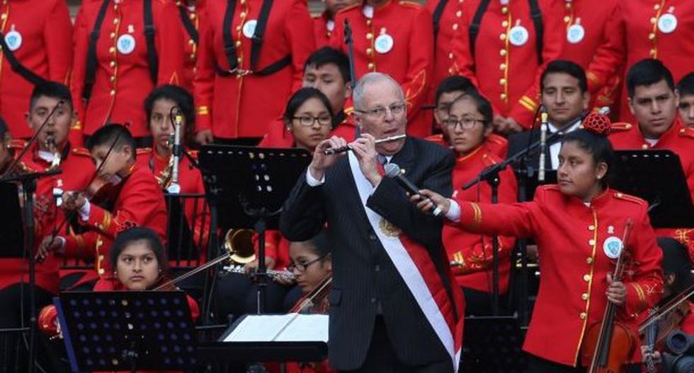 Pedro Pablo Kuczynski tocó la flauta. (Foto: Andina)