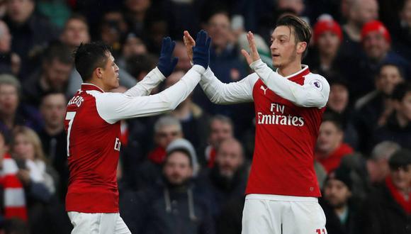 No se le pasa por la mente a Arsene Wenger vender a sus máximos baluartes: Alexis Sánchez y Mesut Özil. ¿El técnico del Arsenal hace lo correcto? (Foto: Reuters)