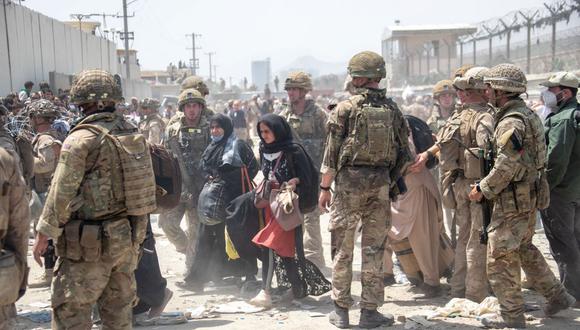 Miembros de las Fuerzas Armadas británicas y estadounidenses trabajan en el aeropuerto de Kabul, Afganistán, el 21 de agosto de 2021. (MOD / AFP).