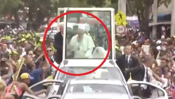 Papa Francisco se golpeó contra papamóvil cuando saludaba a fieles en Colombia. (Foto: Captura YouTube)
