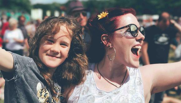 Debido a la gran cantidad de personas que asiste en un concierto, establece un punto de encuentro en caso tu hijo se pierda.