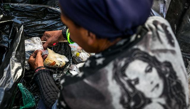 ACOMPA—A CR”NICA: VENEZUELA CRISIS. CAR07. CARACAS (VENEZUELA), 25/09/2017.- FotografÌa fechada el 20 de septiembre de 2017 que muestra a una mujer mientras hurga en una basura en busca de comida en una calle de Caracas (Venezuela). En las calles de Caracas deambulan cada vez m·s niÒos y de menos edad. Se trata, seg˙n analistas y activistas de derechos humanos, de una nueva oleada de pequeÒos que pr·cticamente han abandonado sus hogares, aunque esta vez la razÛn es una sola: "La falta de comida en sus casas". EFE/Miguel GutiÈrrez