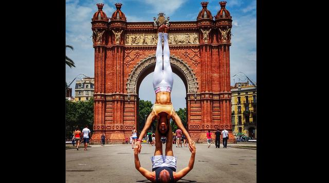 Instagram: Pareja recorre el mundo practicando poses de yoga - 3