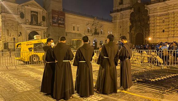 La madrugada del 5 de febrero se retiró la reja que encierra la plaza que une la Iglesia de San Francisco y el Santuario de la Señora de la Soledad como, parte del programa de la MML de recuperar el Centro Histórico de Lima | Foto: César Grados / @photo.gec