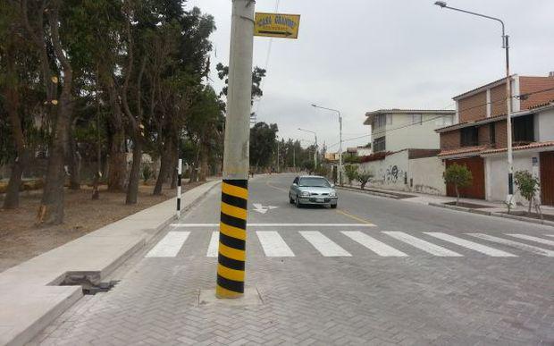 Postes invaden carril de calle rehabilitada en Arequipa - 1