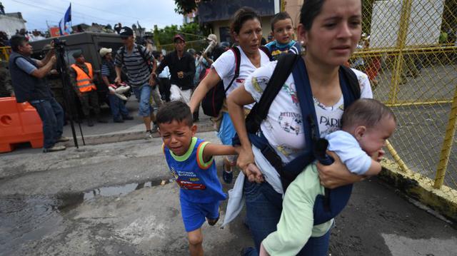Miles de hondureños saltan cordón policial en Guatemala y entran a México (Foto: AFP)
