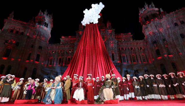 La alcaldesa de Madrid recibe a los Reyes Magos en la Plaza de Cibeles tras su tradicional cabalgata por el madrileño Paseo de la Castellana. (Foto: EFE)
