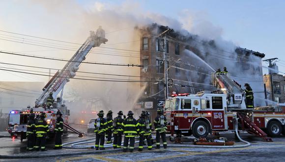 Nueva York: enorme incendio afecta edificio de departamentos en el Bronx. (AP).