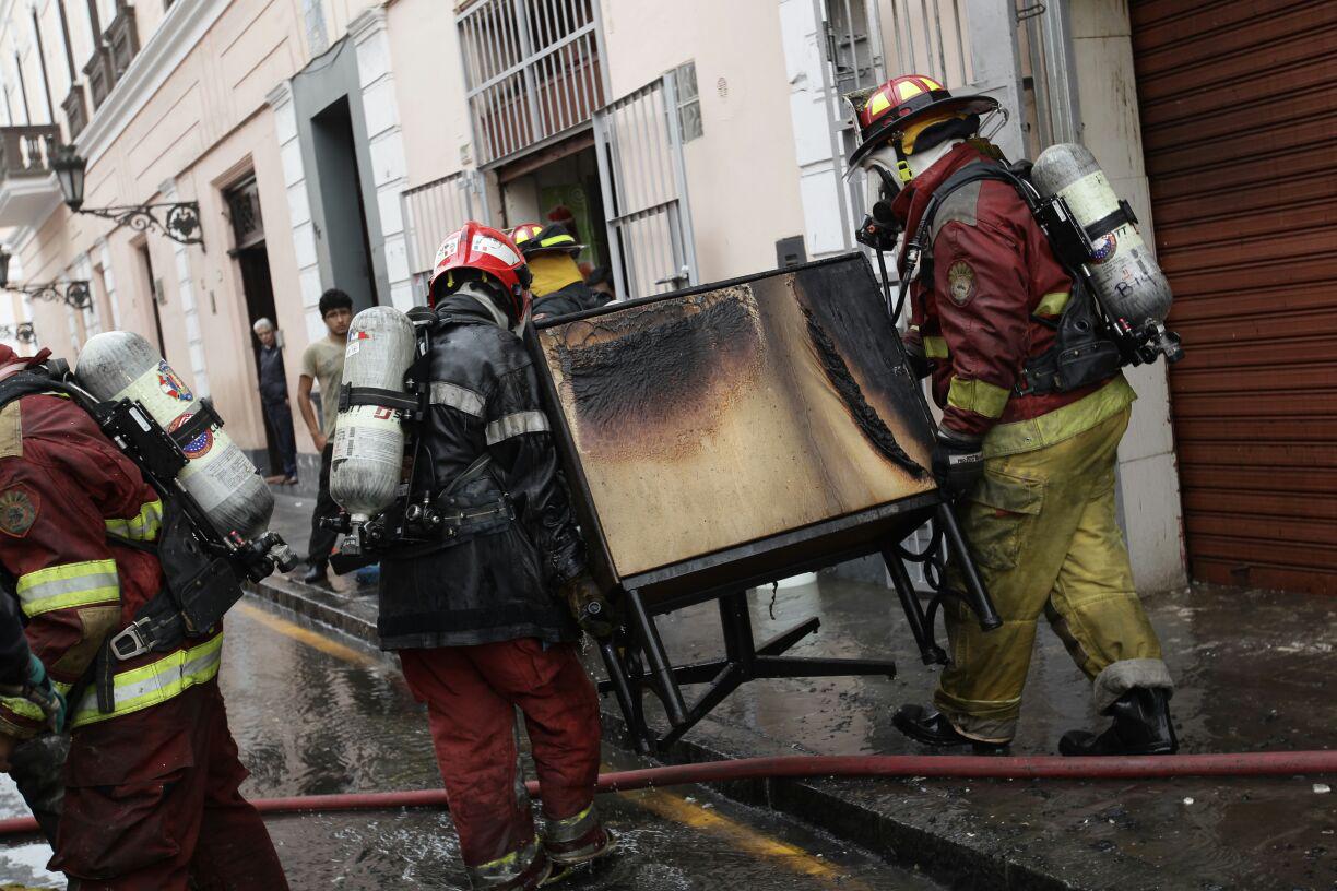 Así atienden los bomberos incendio en jirón Camaná. (Foto: Anthony Niño de Guzmán / El Comercio)