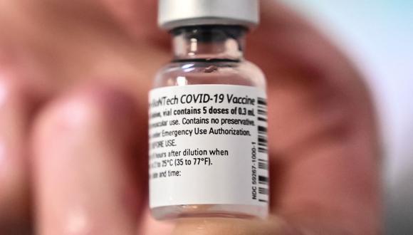 Esta foto de archivo tomada el 6 de enero de 2021 muestra un vial de la vacuna Pfizer-BioNTech contra el coronavirus en el hospital AP-HP Vaugirard, en París (Francia). (BERTRAND GUAY / AFP).