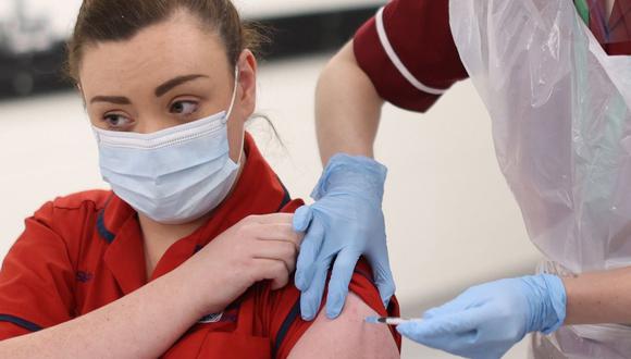 La hermana Joanna Sloan fue la primera persona en ser vacunada contra el coronavirus en Irlanda del Norte. (EFE / EPA / Liam McBurney).