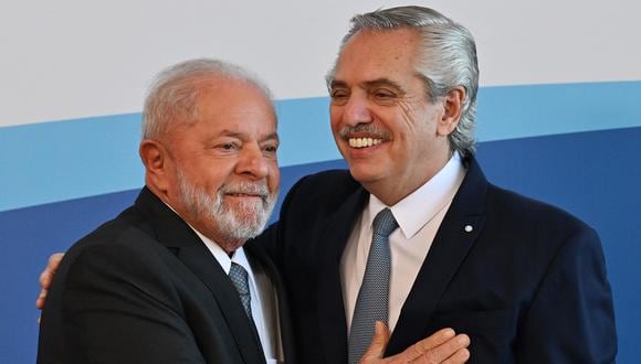 El presidente argentino, Alberto Fernández, y su homólogo brasileño, Luiz Inacio Lula da Silva, antes de la Cumbre de Jefes de Estado del MERCOSUR y Estados Asociados en Puerto Iguazú, Argentina, el 4 de julio de 2023. (Foto de NELSON ALMEIDA / AFP)