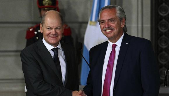 El canciller alemán Olaf Scholz (izq.) y el presidente argentino Alberto Fernández se dan la mano durante una rueda de prensa conjunta en el Palacio San Martín en Buenos Aires.