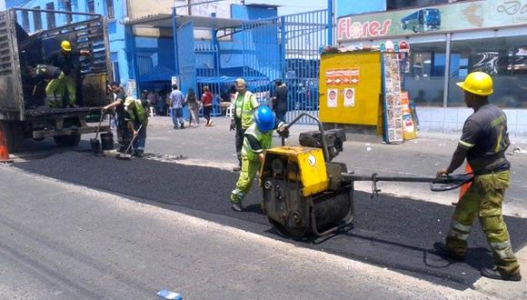 Reparan el asfalto de la avenida 28 de Julio en La Victoria