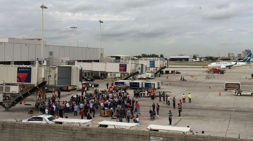 Evacúan a víctimas del tiroteo en aeropuerto de Fort Lauderdale - 4