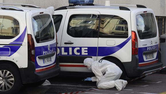 La policía científica inspecciona el carro donde fue apuñalado un agente en Cannes, Francia. (NICOLAS TUCAT / AFP).