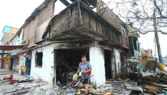 Al menos 20 viviendas resultaron afectadas por el incendio generado por la fuga de gas de un camión cisterna en Villa El Salvador. (Foto: Gonzalo Córdova)