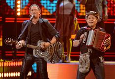 Carlos Vives sufre aparatosa caída en pleno concierto en Bolivia 