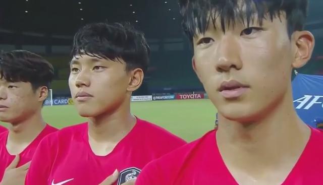 La selección sub-19 de Corea del Sur escucha el himno de Corea del Norte antes de un partido. (YouTube |&nbsp;Restu Sudrajat)<br><br>