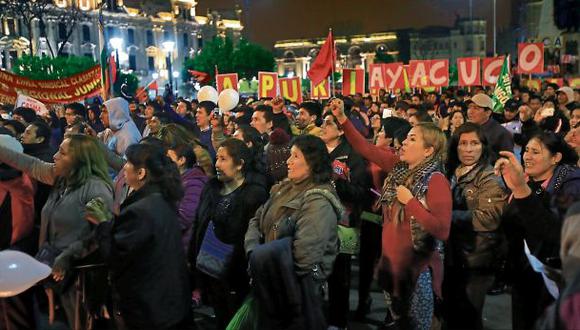 El viernes en la noche, mientras sus representantes participaban en el diálogo, los docentes aguardaban en la plaza San Martín. (Foto: USI)