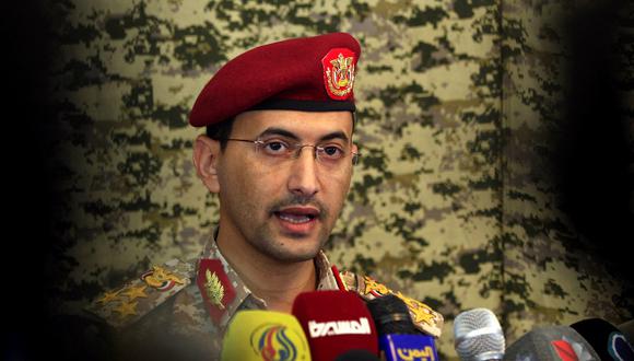 El portavoz militar hutí, el brigadier Yahya Saree, habla en una conferencia de prensa en la capital yemení de Saná, el 31 de diciembre de 2018. (Foto de MOHAMMED HUWAIS / AFP)