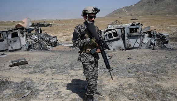Un miembro de la unidad militar talibán Badri 313 se encuentra junto a los vehículos dañados cerca de la base destruida de la CIA en el distrito de Deh Sabz, al noreste de Kabul, el 6 de septiembre de 2021. (Aamir QURESHI / AFP).