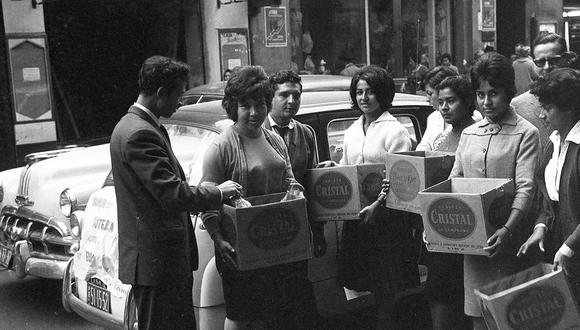 Desde las 8 de la mañana del 15 de junio de 1961, cientos de voluntarias recolectaron botellas de vidrio en las calles de Lima. Foto: GEC Archivo Histórico