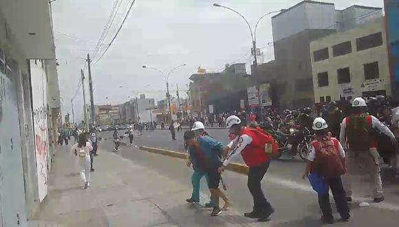 Agreden a ciudadano cuando transitaba por la Plaza Dos de Mayo. (Foto: Captura)