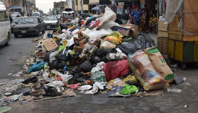 Los montículos de basura son un panorama común en diferentes  calles de Villa María del Triunfo. (Foto: Milagros Lizano)