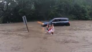 Padre rescató a sus hijas de fuerte inundación en Estados Unidos | VIDEO