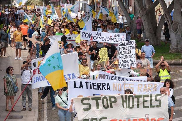 Manifestantes en las calles con pancartas y banderas. Un pancarta dice: Stop hotels. (EUROPA PRESS CANARIAS VIA GETTY IMAGES).