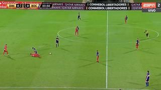 Agarrón, disputa y derribo: el foul que recibió Carlos Zambrano por la Copa Libertadores