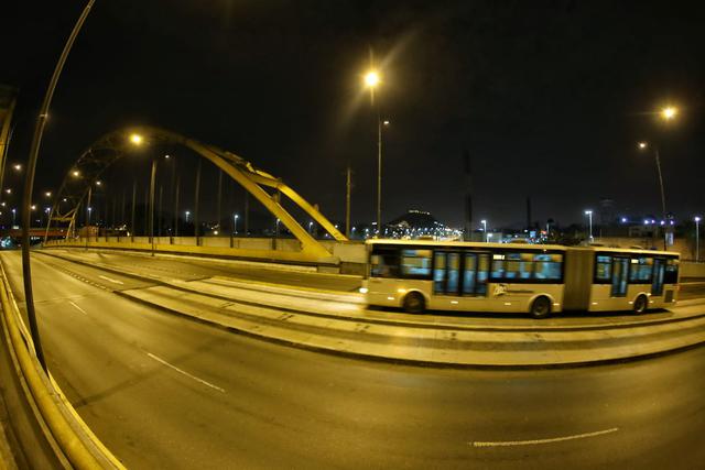 Poco antes de las 8 de la noche se puede ver algunos vehículos circulando, principalmente de transporte público. (Foto: Giancarlo Avila/GEC)