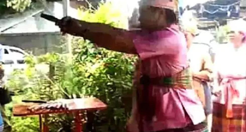 El tailandés Theprit Palee hacía un espectáculo en el que simulaba apuñalarse. (Foto: captura YouTube)