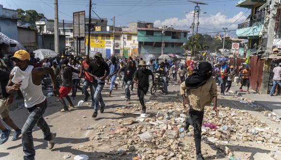 Los manifestantes llenan las calles durante una protesta para exigir la renuncia del primer ministro Ariel Henry, en el área de Petion-Ville de Puerto Príncipe, Haití, el 3 de octubre de 2022. (Foto de Richard Pierrin / AFP)