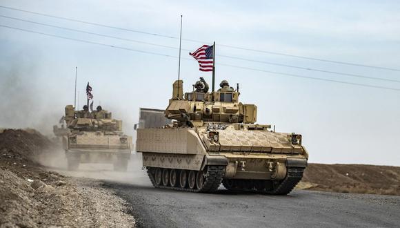 Soldados estadounidenses en tanques Bradley patrullan un área cerca del cruce fronterizo de Semalka, en el noreste de Siria con el territorio autónomo kurdo de Irak, el 12 de enero de 2021. (Foto referencial, Delil SOULEIMAN / AFP).