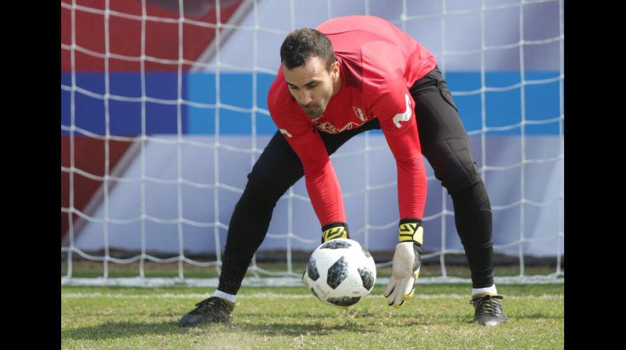 José Carvallo embolsando un disparo en el entrenamiento de hoy (Foto: Selección Peruana)