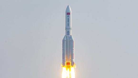 El cohete Long March 5B, que transporta el módulo científico Mengtian de China, el módulo final de la estación espacial Tiangong, despega del Centro de Lanzamiento Espacial Wenchang en la provincia de Hainan, en el sur de China, el 31 de octubre de 2022. (Foto: CNS / AFP)