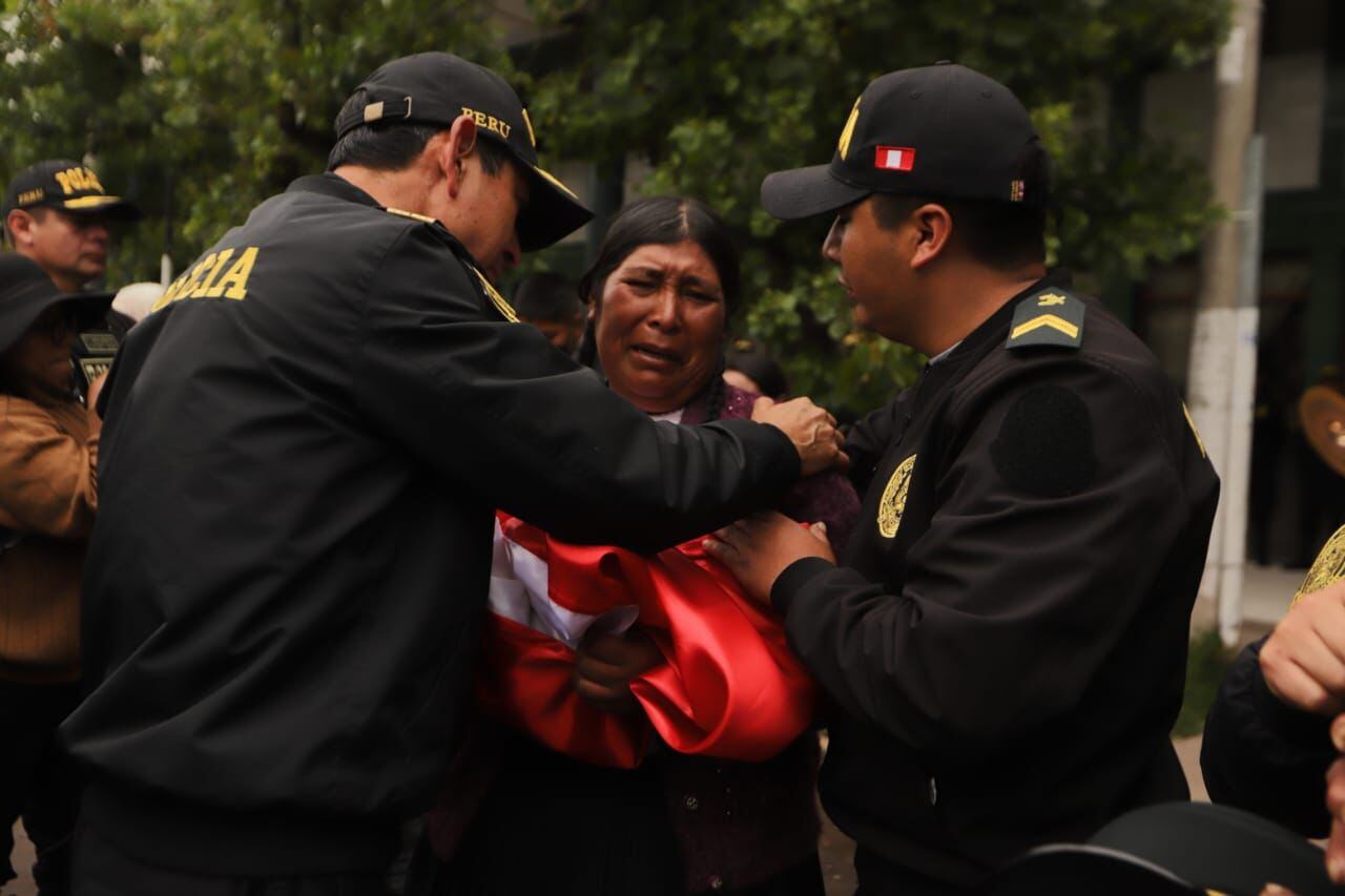 Efectivos policiales entregaron a la madre del Suboficial PNP asesinado el pabellón nacional.