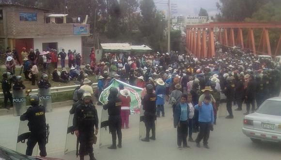 Personal de la Unidad de Servicios Especiales (USE) de la Policía Nacional desbloqueó esta tarde un tramo de la carretera Central, ubicado a la salida de Huancayo, que había sido tomado por cientos de agricultores de papa que acatan desde hoy un paro de 72 horas en señal de protesta por los bajos precios que tiene su producto (Foto: Junior Meza)