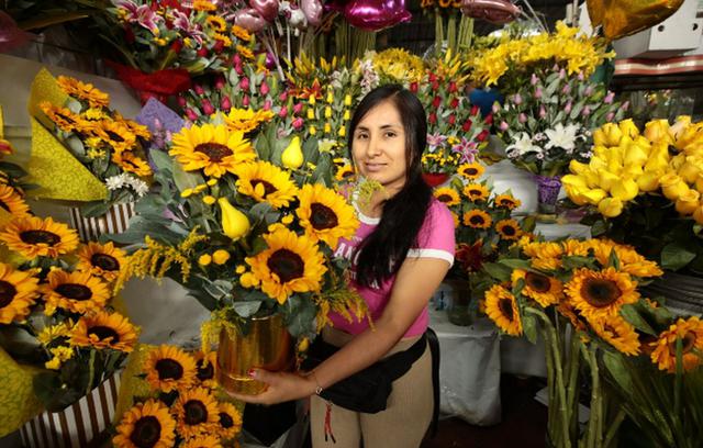 No cabe duda que las flores amarillas son las predilectas de la gente para celebrar el Año Nuevo 2023 | Foto: Lenin Tadeo / @photo.gec