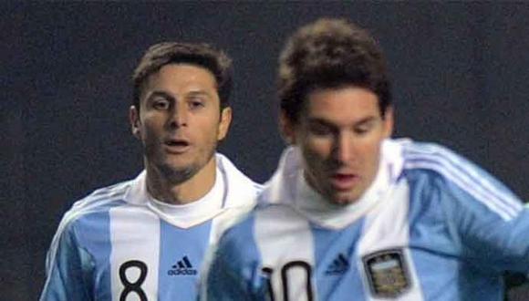 Javier Zanetti y Leo Messi en un partido de la selección argentina en 2014| Foto: AFP